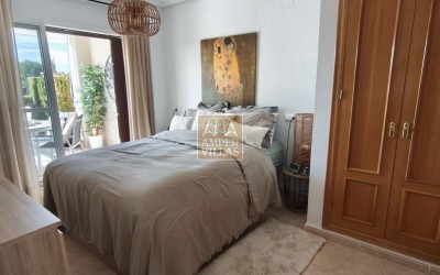 Precioso apartamento de planta baja con terraza grande.